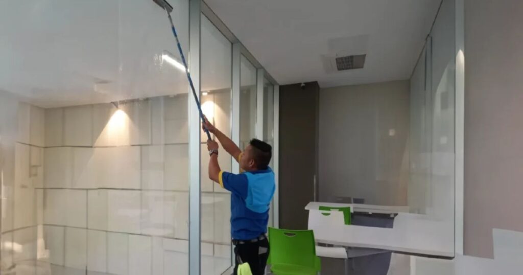 Se busca ayudante de limpieza para condominio