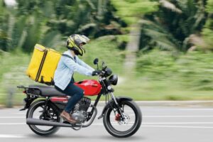 Se busca repartidora con moto para fines de semana