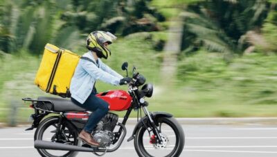 Se busca repartidora con moto para fines de semana