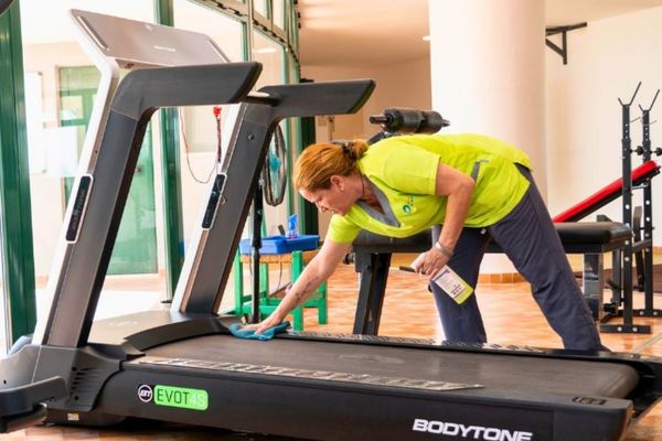 Se solicita personal para limpieza de gimnasios